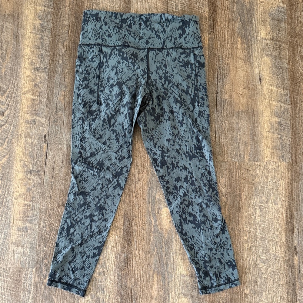 Women’s Altheta Black & Gray Printed Active Leggings Medium
